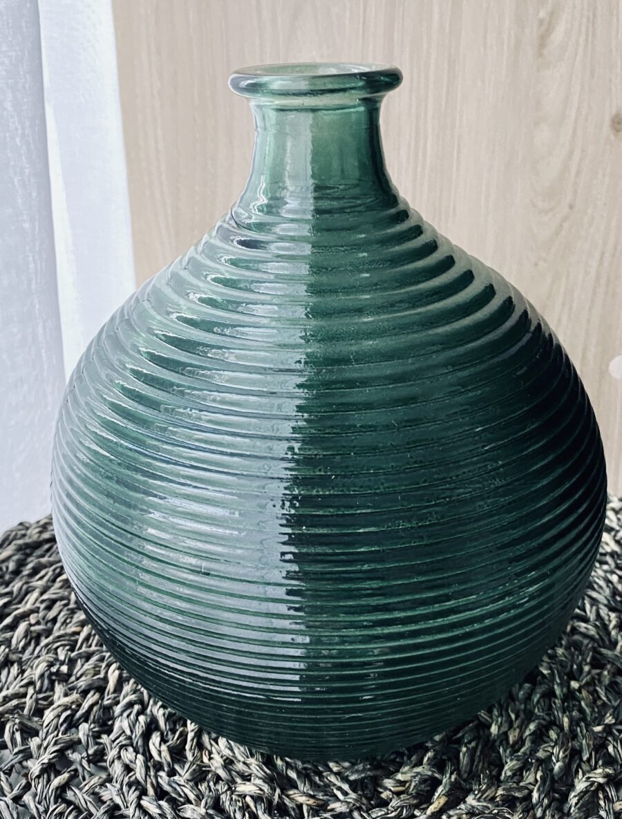 vase boule vert strié