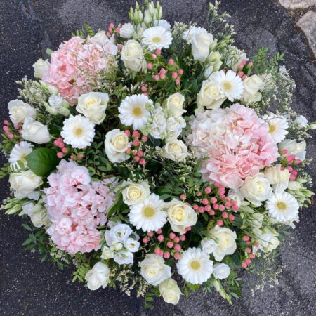 Panier de fleurs coupées blanc et rose