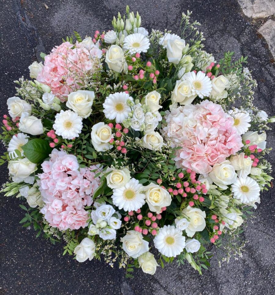 Panier de fleurs coupées blanc et rose