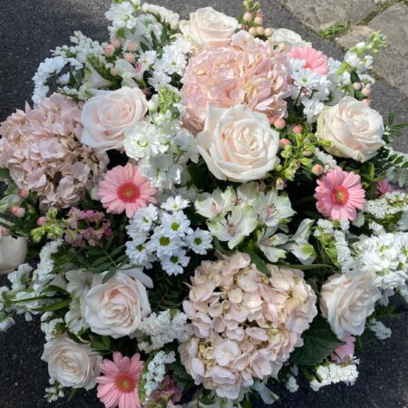 panier rond fleurs naturelles rose et blanc