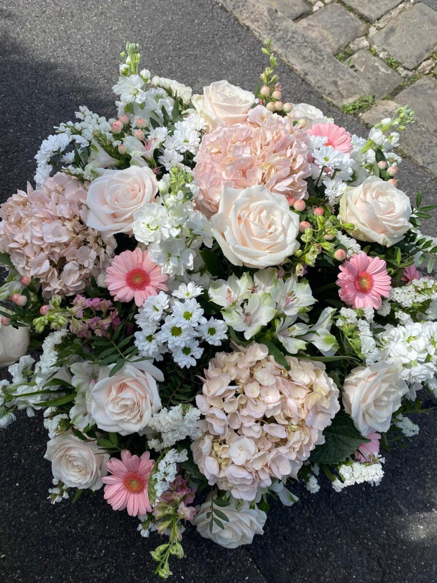 panier rond fleurs naturelles rose et blanc