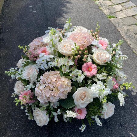 panier rond fleurs naturelles rose et blanc