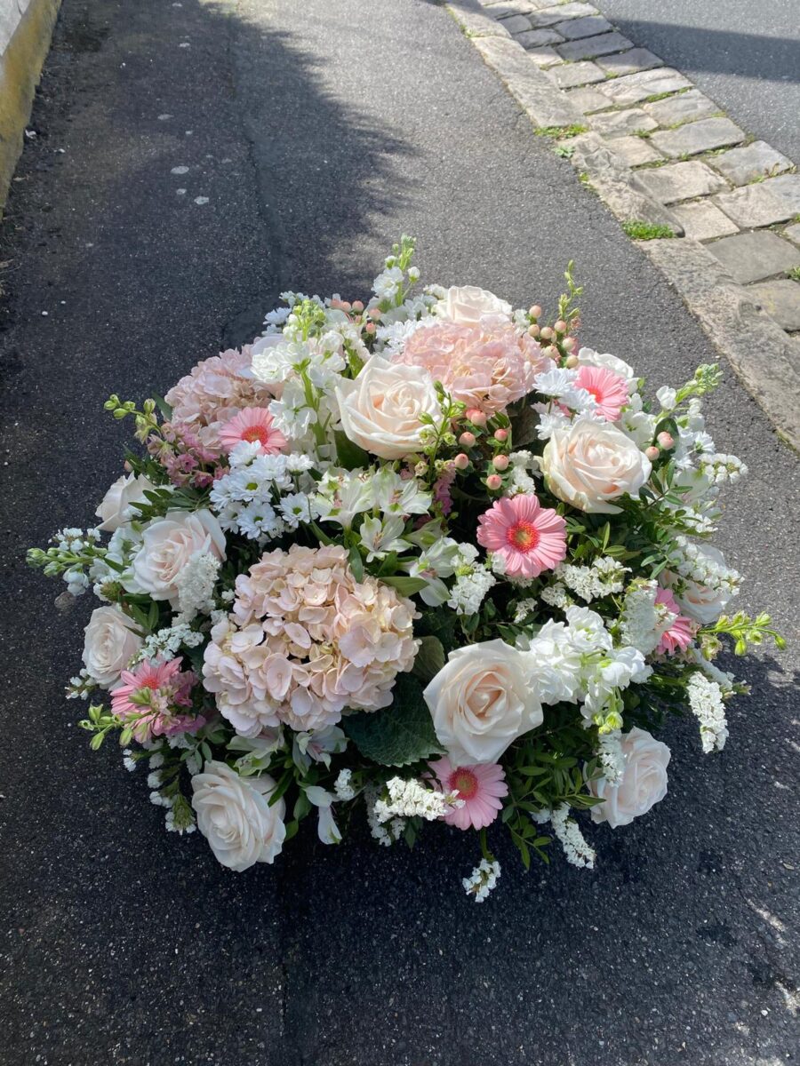 panier rond fleurs naturelles rose et blanc